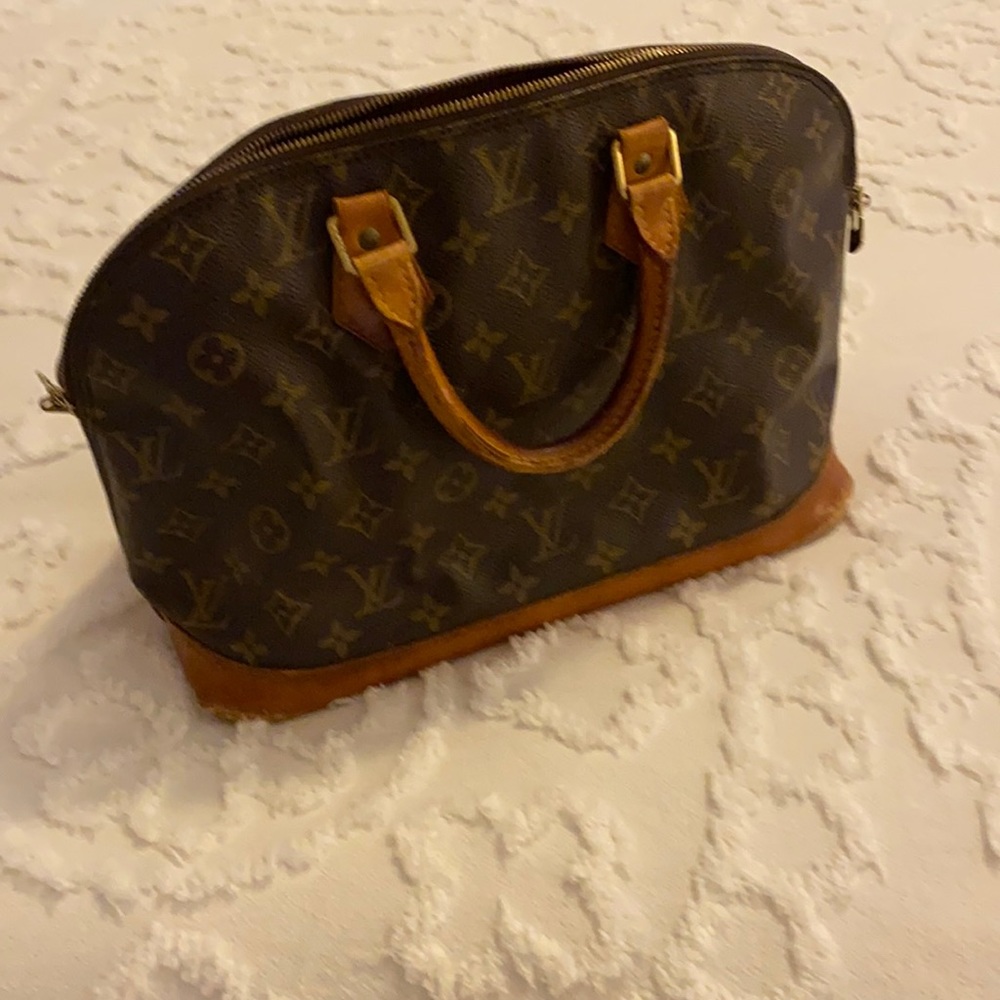 Vintage LV….very used…handles, interior & zipper are all good…